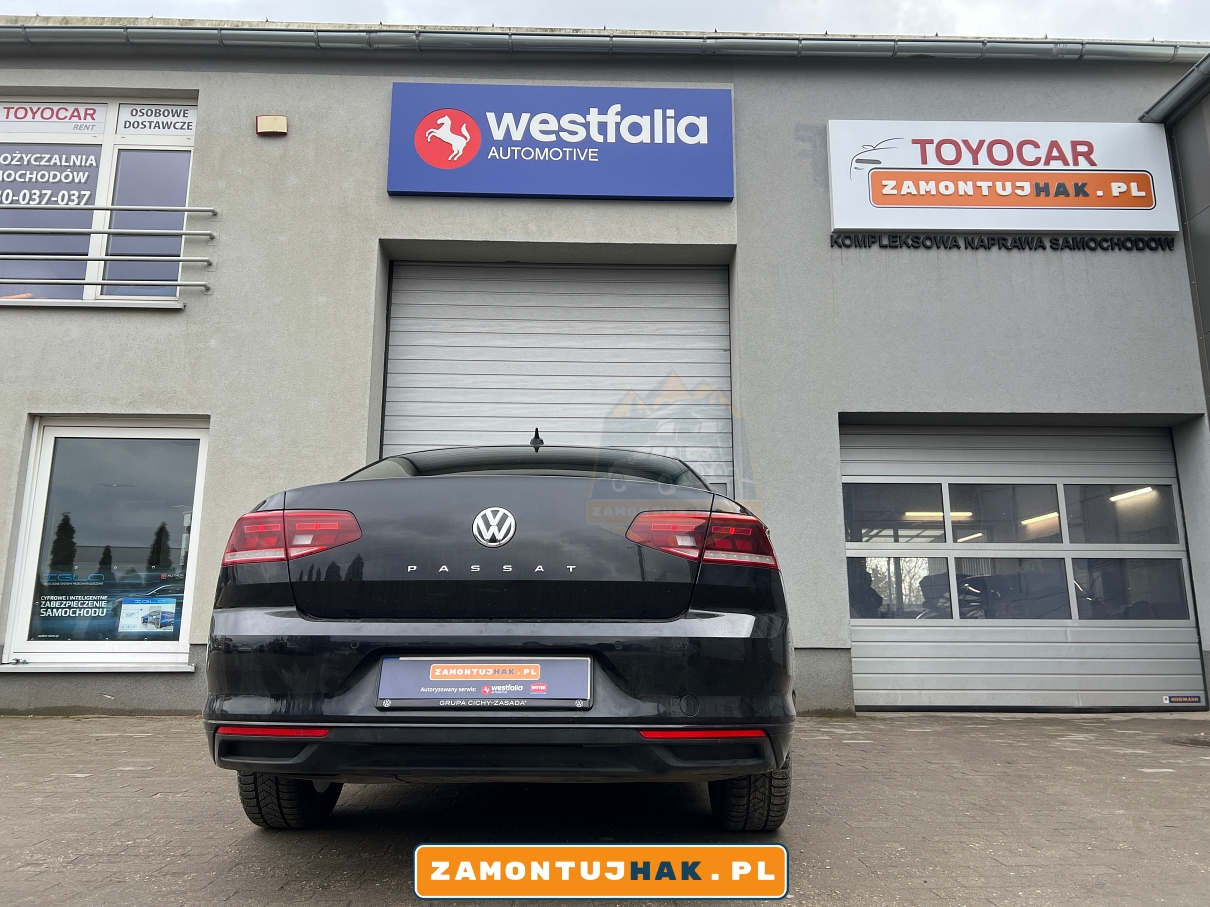 zdjecie tylu samochodu vw passat od dołu pokazujace niewidocznosc haka holowniczego po demontażu kuli haka holowniczego na tle serwisu montujacego haki holownicze w poznaniu